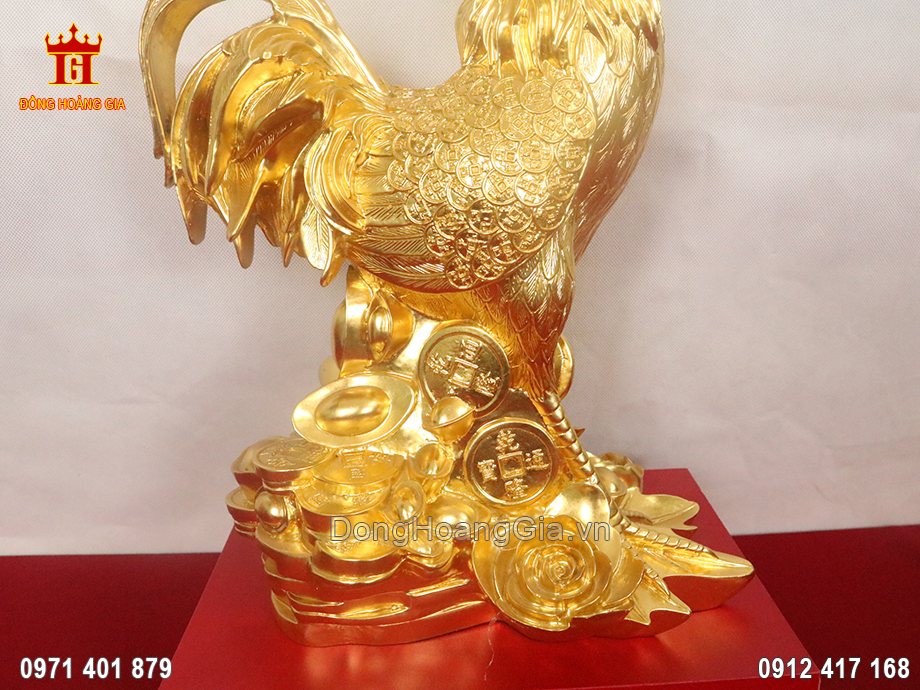 Hình tượng gà trống oai phong được đúc bằng đồng vàng nguyên chất, bên ngoài dát vàng 24K giúp gia chủ trấn hưng sự sống, thu hút sinh khí cho gia đình